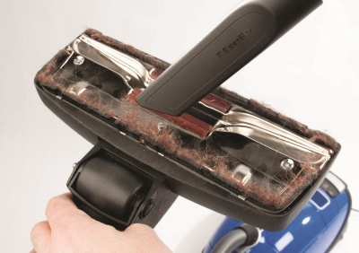 Haren en stof verwijderen van borstel stofzuiger